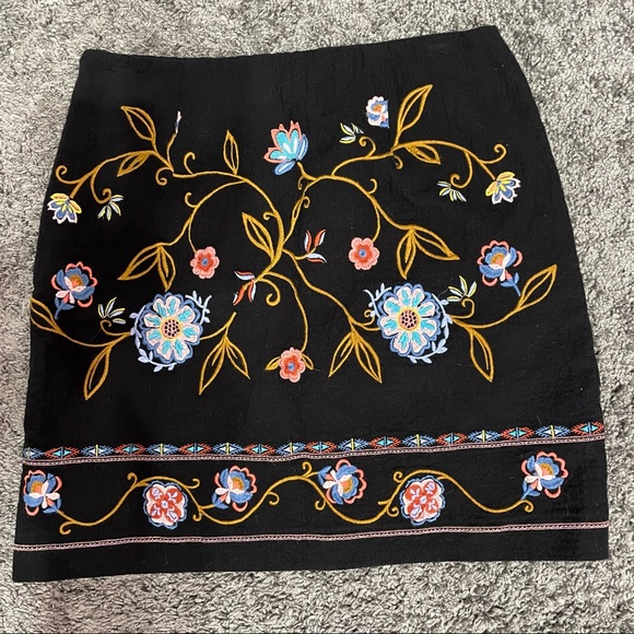 LOFT Dresses & Skirts - Ann Taylor LOFT Beautiful Embroidered Short Skirt Black w/Floral Design 4P